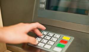 Ai tastat PIN-ul greșit de trei ori la bancomat. Ce se întâmplă cu cardul și ce trebuie să faci
