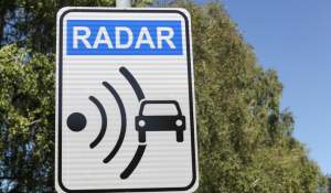 Este legal să-i avertizezi pe ceilalți șoferi că urmează radarul? Diferența dintre Waze și flash-uri
