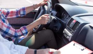 Ce probe vor avea de dat viitorii șoferi pentru permisul auto. Se renunță la examenul separat în poligon