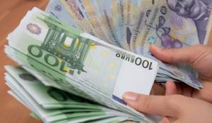 Câți bani poți depune la bancă fără „probleme cu ANAF”. Ce se întâmplă, de fapt, când vii cu o sumă mare cash