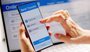 Ai transferat bani în contul greșit și destinatarul nu vrea să îi dea înapoi. Cum îi poți recupera și ce poate face banca