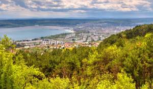 Țara europeană în care un pensionar se poate descurca cu aproximativ 1.000 de euro pe lună. Are mare, ierni blânde și este aproape de România
