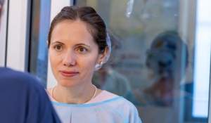 Cum s-a îmbrăcat Mirabela Grădinaru la vizita din secțiile de Neonatologie din Bucureşti. Ţinuta aleasă nu a trecut neobservată
