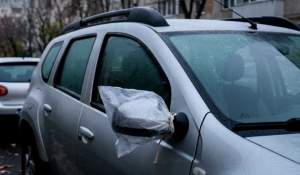 De ce pun unii șoferi o pungă pe oglinzile mașinii peste noapte. Trucul care te poate scuti de o problemă dimineața
