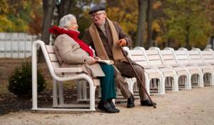 Orașele din România în care populația îmbătrânește cel mai repede. Ce se întâmplă când pensionarii ajung să domine un municipiu