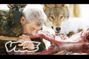 Omul-lup există! Povestea uluitoare a bărbatul care trăieşte şi mănâncă alături de zeci de lupi / Video