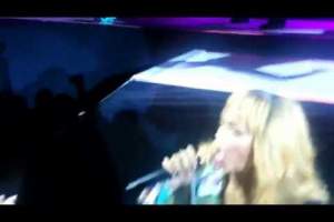 "A luat-o razna?" Gestul şocant făcut de Rihanna în timpul unui concert. Fanii sunt revoltaţi / Video
