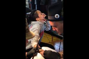 Rihanna este sado-masochistă!!! Şi-a făcut un tatuaj tradiţional cu daltă şi ciocan / VIDEO şocant