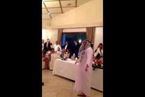 Ce caterincă! Nelson Mondialu' a făcut panaramă la o nuntă! Uite-l cum se dă în "stambă" imitându-l pe Max Al Habtoor! / Video