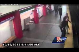 O femeie a căzut pe şinele metroului!/ Video incredibil