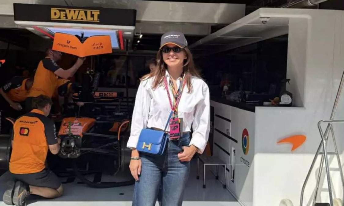 Cât costă geanta albastră Hermes purtată de Simona Halep la Formula 1 în Ungaria. A călătorit cu avionul privat