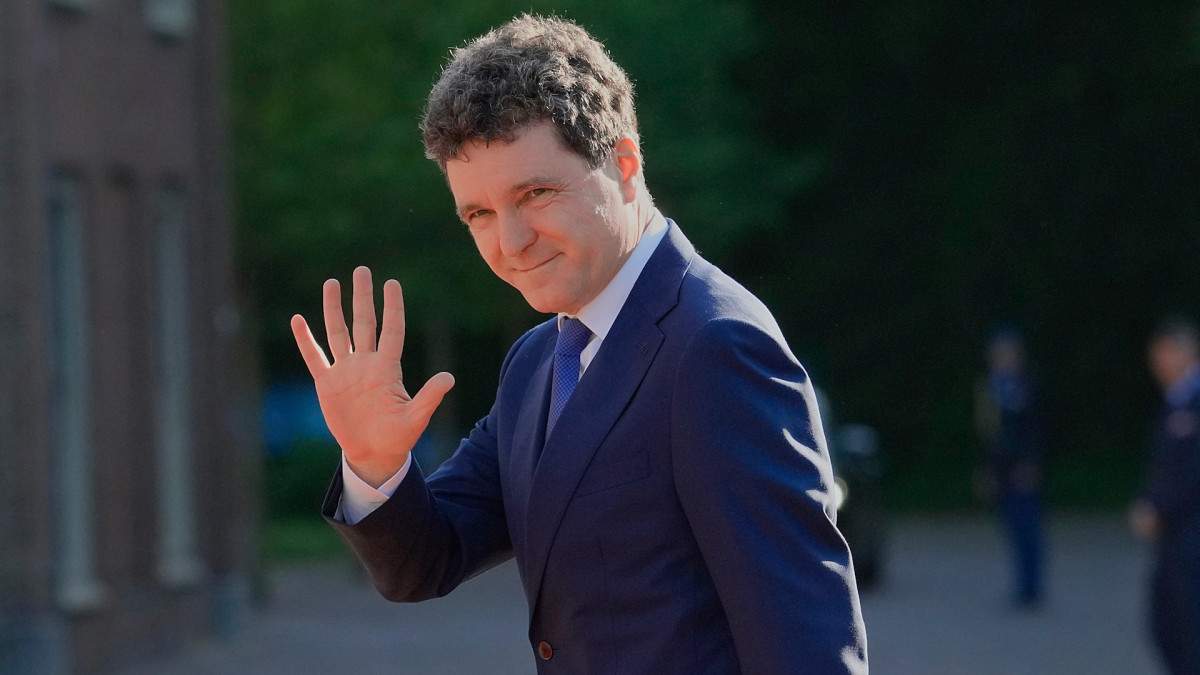 Este OFICIAL! Nicușor Dan a semnat legea! Acești bugetari vor primi bonusuri de performanță consistente. Ei sunt obligați, &icirc;nsă, să aducă și bani la bugetul de stat
