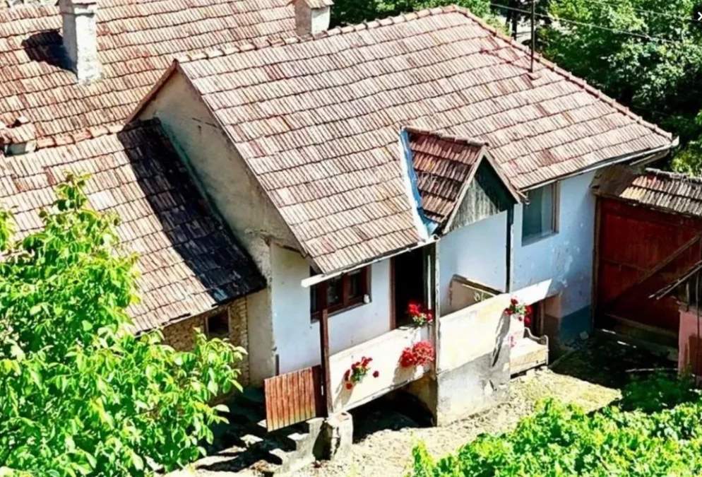 C&acirc;t costă o casă tradițională din Transilvania cu pridvor, șură, pivniță și cu un cuptor de lut &icirc;ncă funcțional