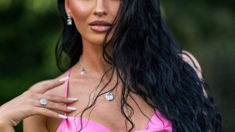 Scandal la un concert! Iubita unui cântăreț român, la un pas să fie dată jos de pe scenă cu poliția