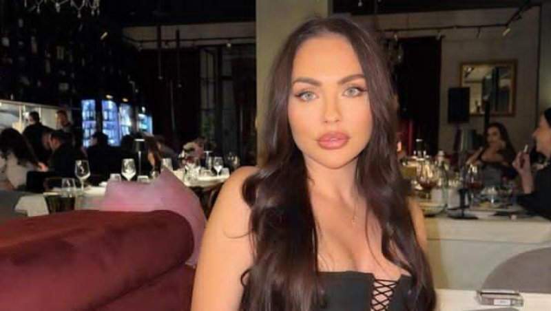 Cum arată Corina Caciuc în costum de baie! Partenera lui Laurențiu Reghecampf, surprinsă pe plajă