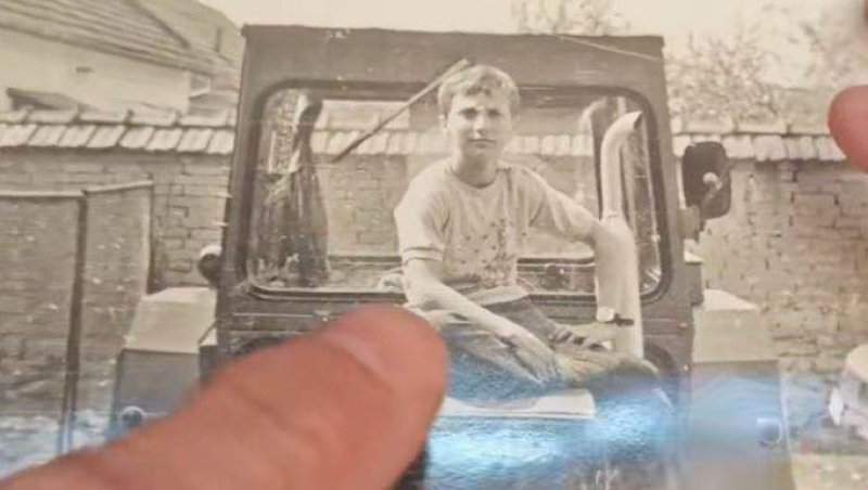 Îl recunoști pe băiețelul din imagine? Acum este unul dintre cei mai îndrăgiți prezentatori TV