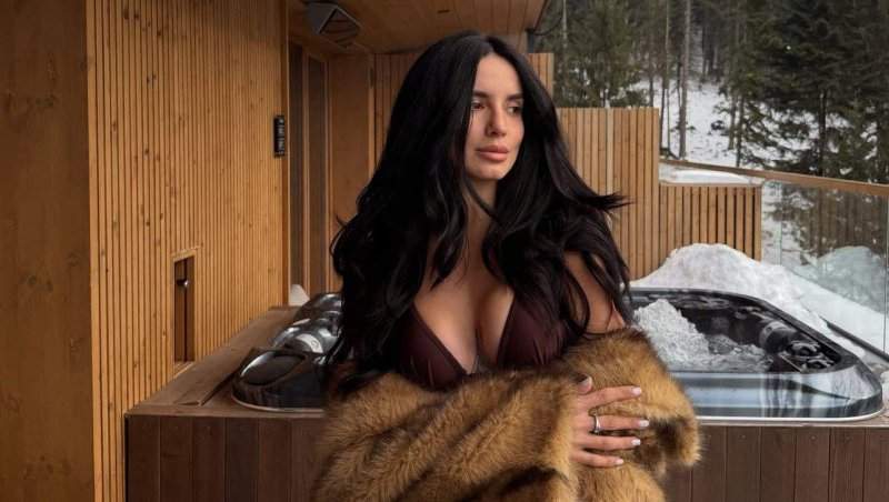 Ioana Grama, în ipostaze incendiare, direct de la munte! S-a afișat cu decolteul la vedere