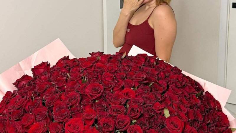 Influencerița proaspăt divorțată, cu patru copii, iubește din nou? A primit un cadou de zile mari