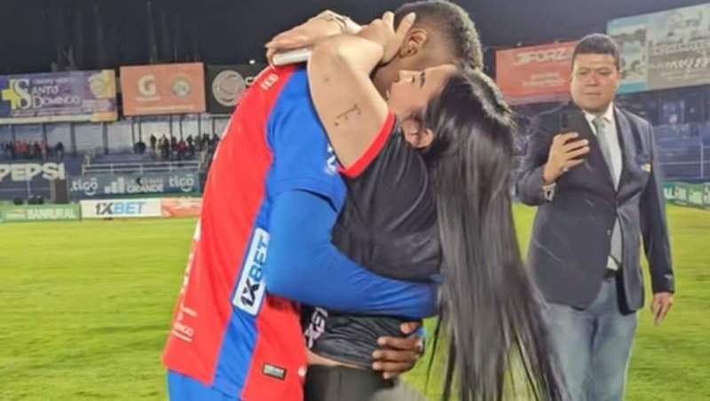 După o cerere în căsătorie ca în filme pe stadion, un fotbalist s-a despărțit de iubita lui. Ce s-a întâmplat la trei zile de la logodnă