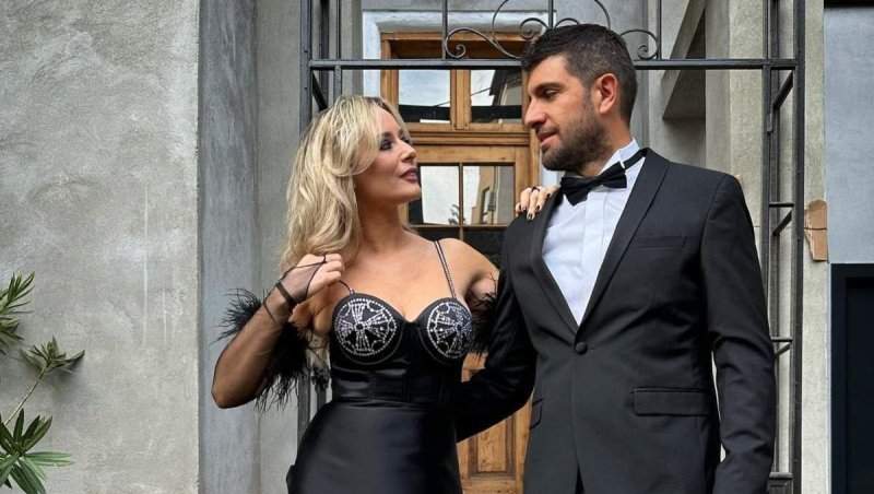 Laura Cosoi și soțul s-au trezit cu zborul anulat. Voiau să plece într-o scurtă vacanță cu fiica cea mică, Nina. Ce a urmat