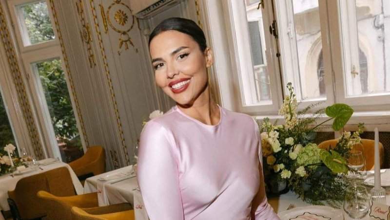 Andreea Popescu își trăiește a doua adolescență! Influencerița, party în club