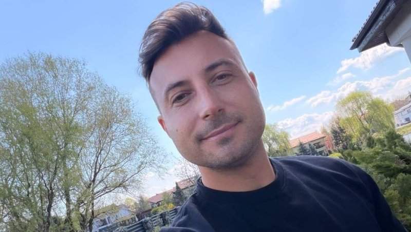 Valentin Sanfira și-a schimbat look-ul și s-a pozat la bustul gol! Cum arată artistul