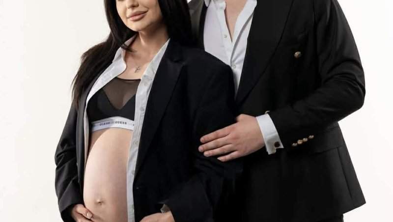 O cântăreața din România a devenit mamă! Primele imagini cu băiețelul ei