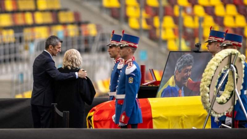 Ți se rupe sufletul! Ce gest a făcut Răzvan Lucescu în noaptea de dinaintea înmormântării