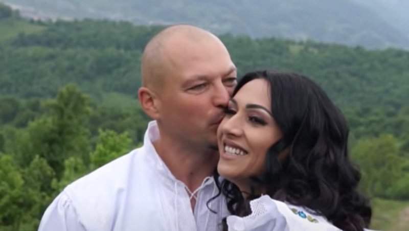 Puya și soția lui, Melinda, nași de botez. Cei doi au devenit părinți spirituali pentru o fetiță 