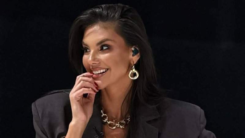 Cât de bine arată Ramona Olaru în costum de baie. Asistenta TV și iubitul se află în Tenerife