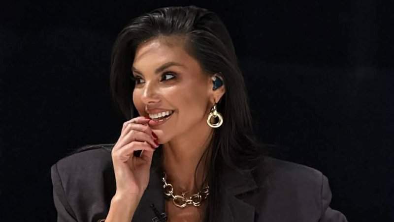 Ramona Olaru este într-o relație! Vedeta s-a afișat alături de iubit în ipostaze incendiare, în pat!