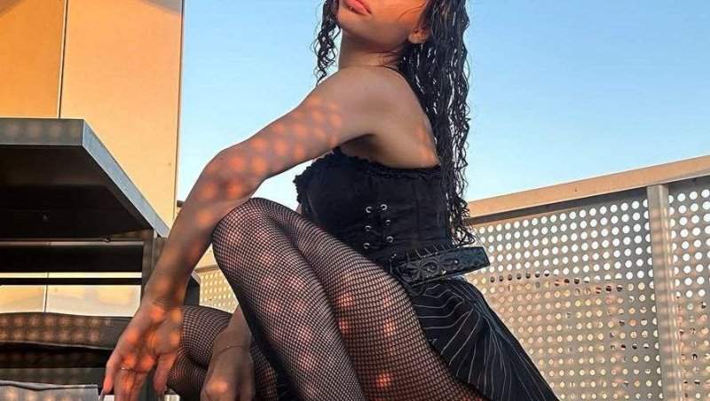 O influenceriță cunoscută din România este însărcinată! Primele imagini cu burtica de gravidă