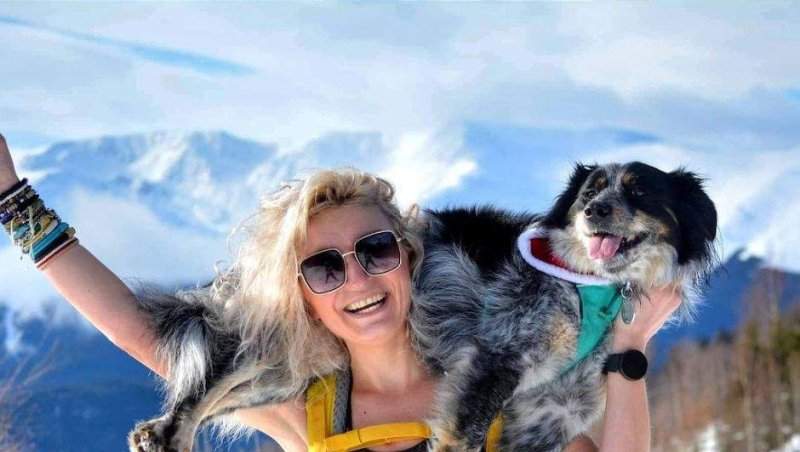 Povestea influenceriței din România care și-a schimbat viața la 37 de ani. A plecat din țară cu 1000 de euro și un cățel adoptat
