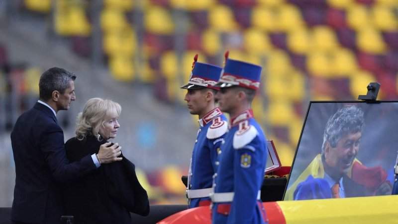Gest incredibil pentru Răzvan Lucescu, pe stadion. Mircea Lucescu a fost onorat la fel în trecut