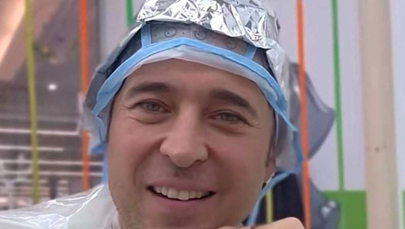 Dinu Maxer, pe scaunul hairstylistului. Ce schimbare a decis artistul să facă