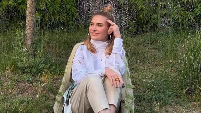 Adina Buzatu, strategie de marketing ca în anii 2000! Cu mâna pe burtă, aruncă teasere pentru engagement