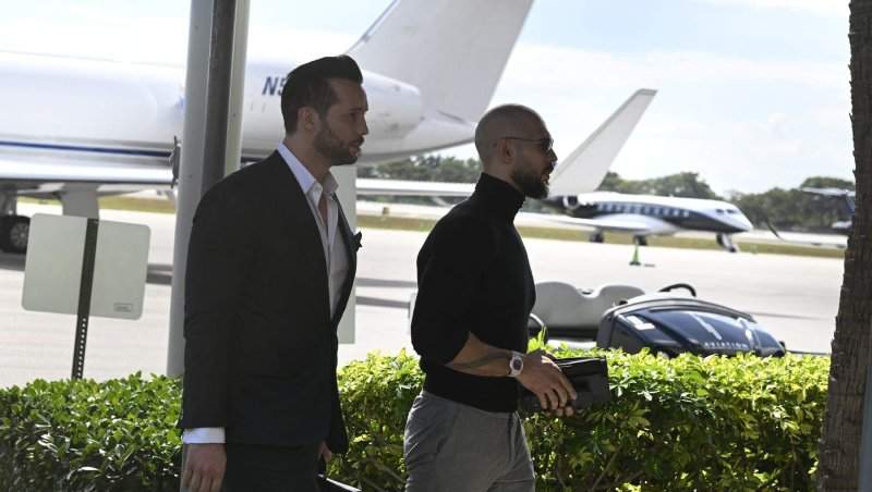 Susținătorii fraților Tate au stat ore în șir în fața tribunalului din Miami, în timpul audierilor milionarilor. Ce s-a întâmplat în sala de judecată