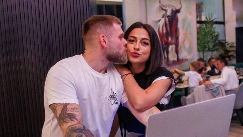 Ema Oprișan și Răzvan Kovacs de la Insula iubirii, tot mai aproape de împăcare? Cum a fost surprinsă bruneta de soțul ei, de ziua ei de naștere