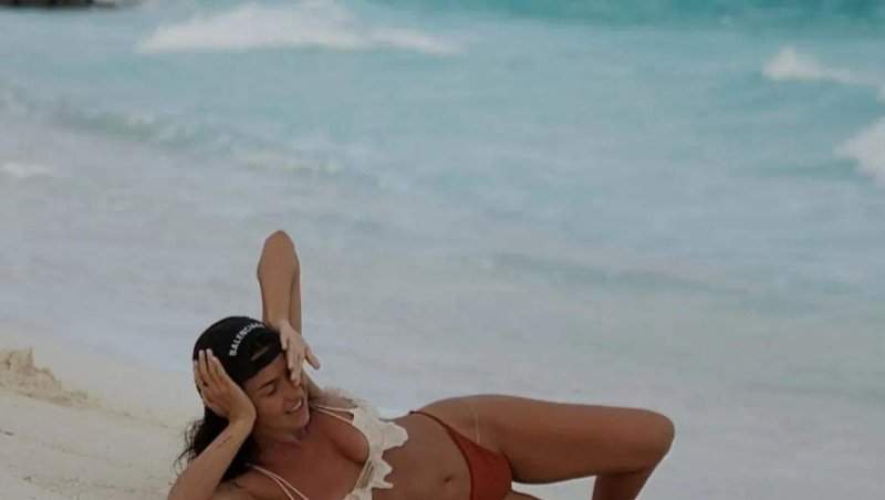 Imagini de senzație cu Inna în costum de baie! Formele artistei îți taie respirația