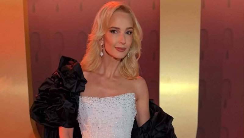 Teodora Tompea, prezentatorul de la Observator 16, a strălucit pe covorul roșu de la Cannes! Ținuta a fost impecabilă