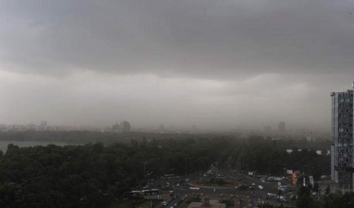 Ploile au făcut prăpăd în ţară şi în Capitală! Vezi cât va mai dura această vreme!/ FOTO&VIDEO