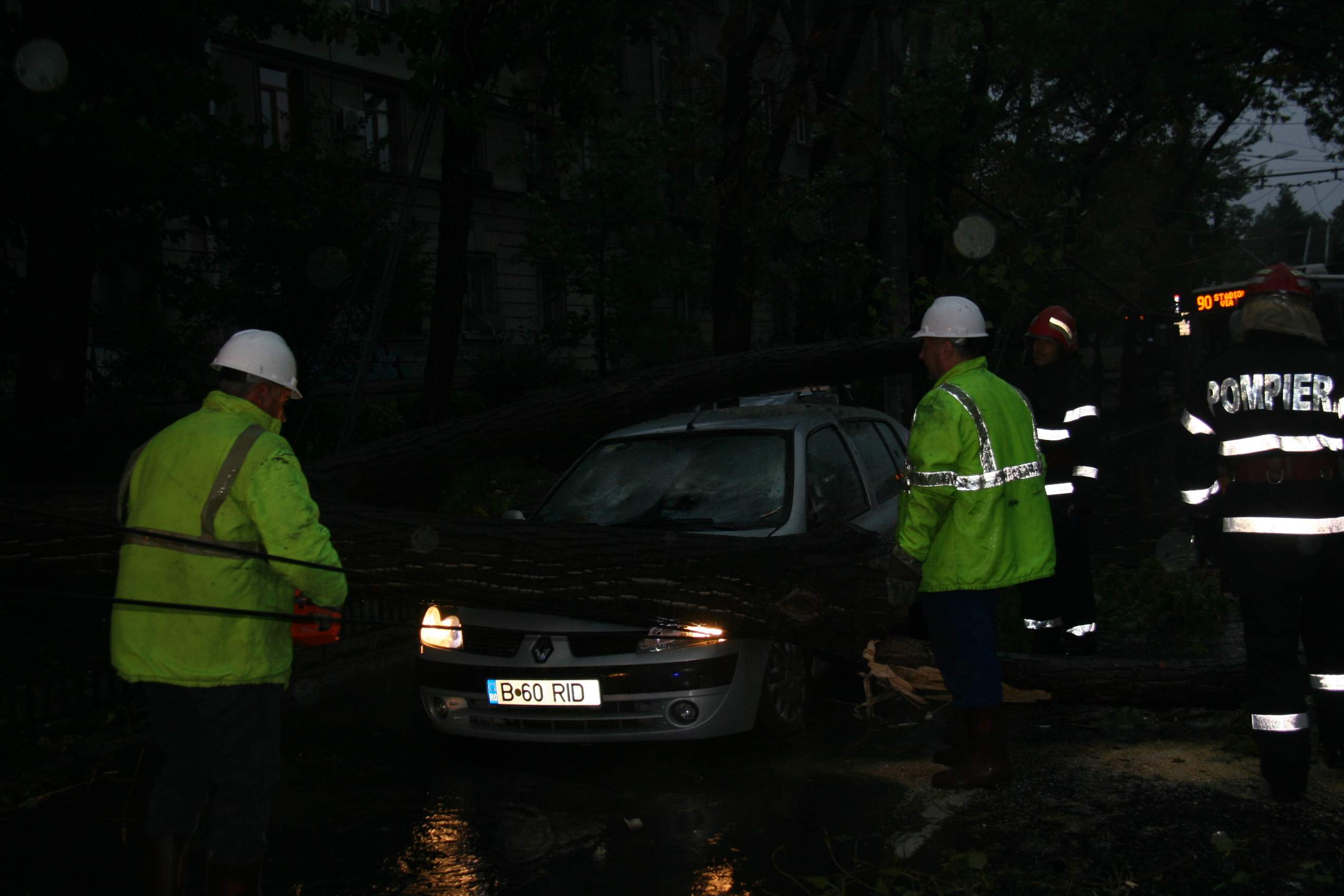 Ploile au făcut prăpăd în ţară şi în Capitală! Vezi cât va mai dura această vreme!/ FOTO&VIDEO