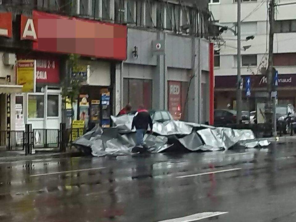 Ploile au făcut prăpăd în ţară şi în Capitală! Vezi cât va mai dura această vreme!/ FOTO&VIDEO