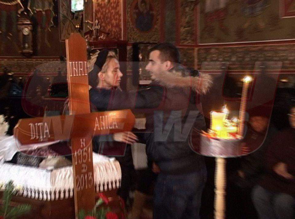 EXCLUSIV / Împăcare istorică la înmormântarea mamei Danielei Gyorfi. Vezi cine i-a fost alături cântăreţei! / VIDEO