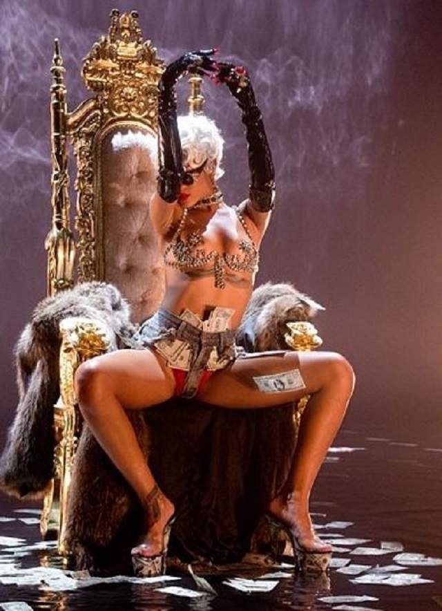 Rihanna repetă scenele fierbinţi din "Basic Instinct"!