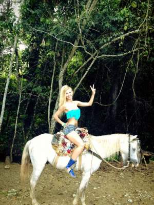 Andreea Bălan: "Cu Napoleon prin pădurile dominicane" Nu ai să ghiceşti cine este masculul pe care îl călăreşte blondina