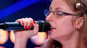 Nu vede, dar cântă ca un înger! Petra Pintelei a făcut senzaţie la "X Factor"! / VIDEO