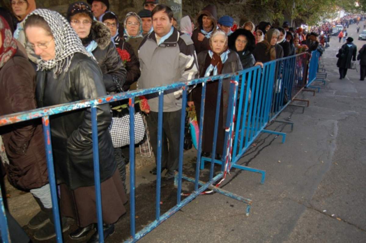 Coadă de 5 kilometri pentru atingerea moaştelor! Iaşul este invadat de sute de mii de oameni