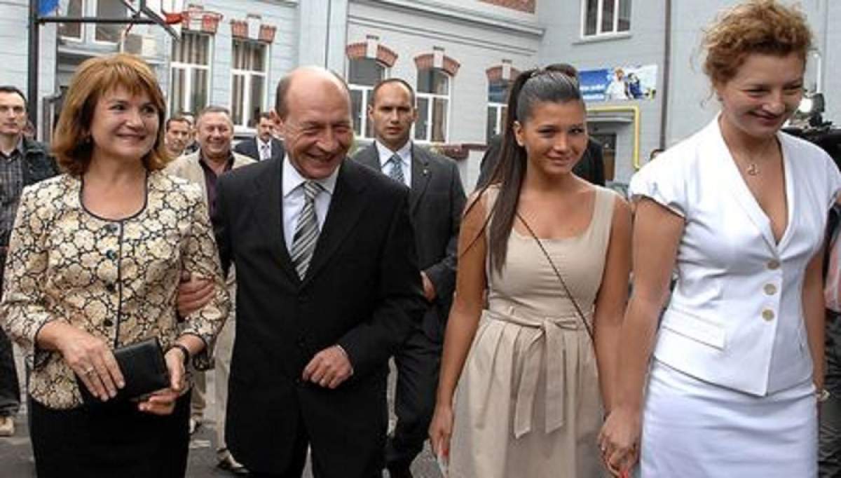 Vezi cum arăta familia Băsescu în tinereţe!