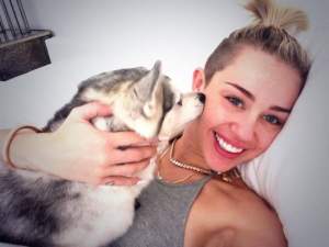 Uite cine o pupă cu patos pe Miley Cyrus